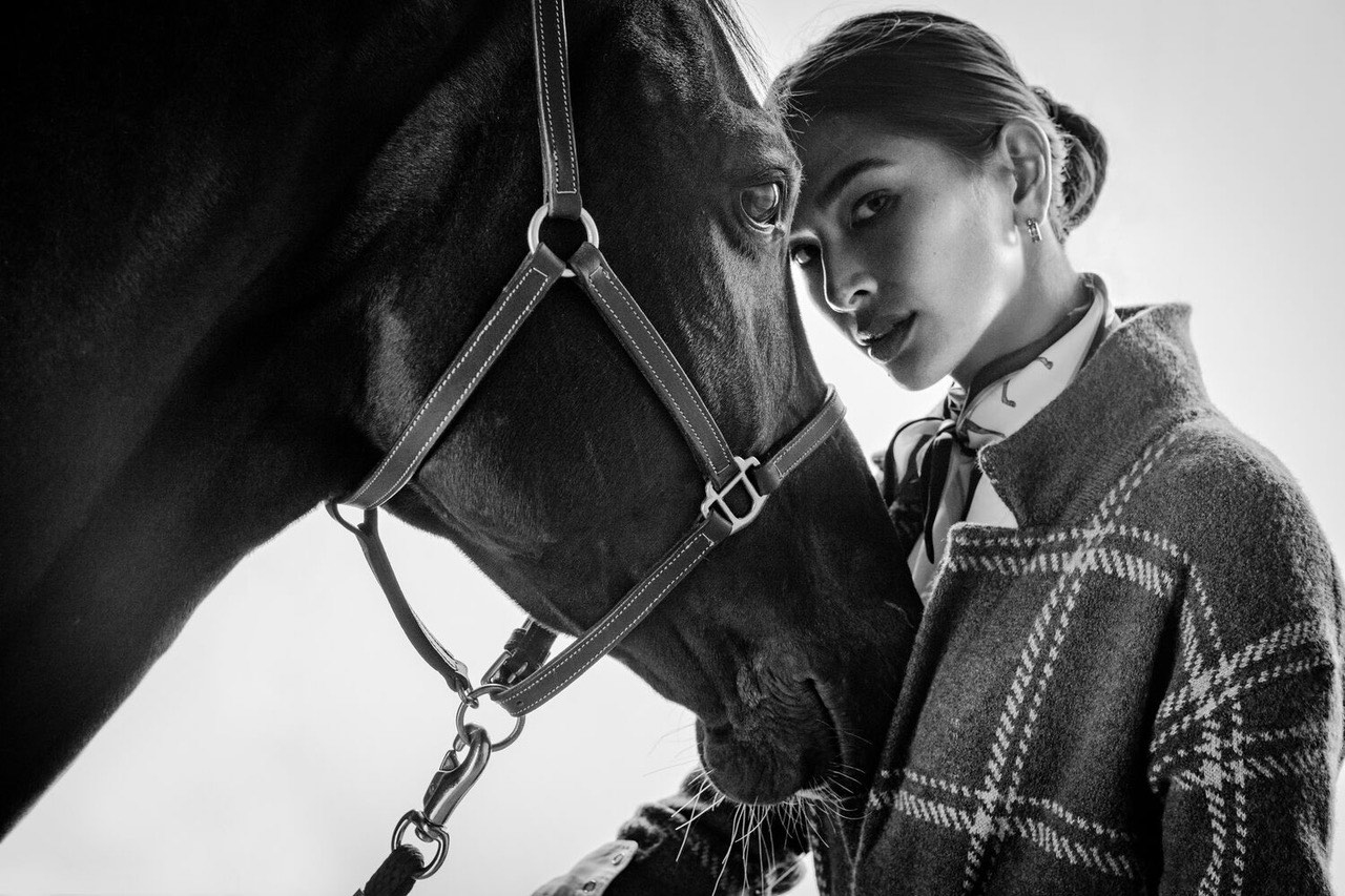 black-and-white-portrait-woman-with-horse